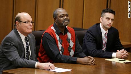 Kwame Ajamu, center, formally known as Ronnie Bridgeman, sits in the courtroom between attorney&#39;s Terry Gilbert and David Mills, right, in 2014. 