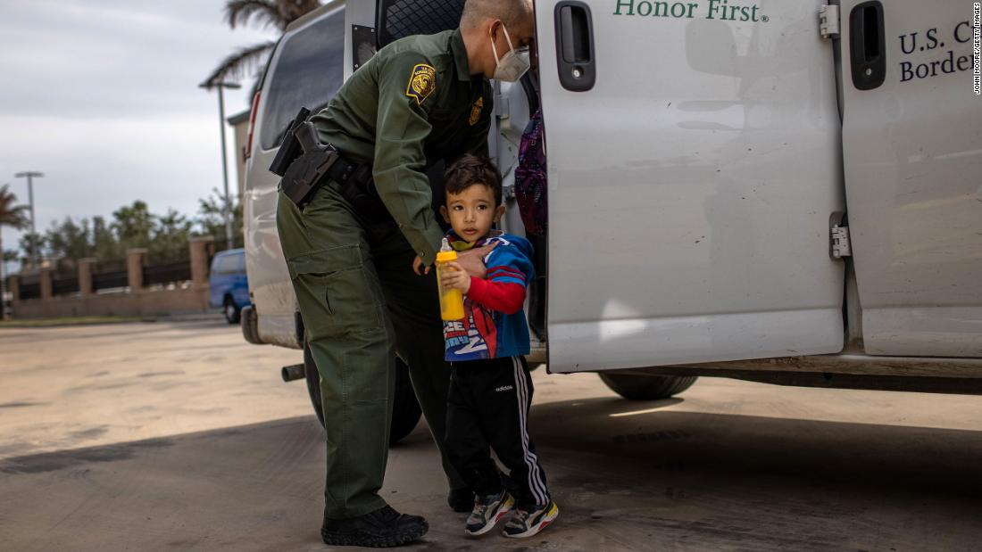 A US Border Patrol agent delivers a young asylum seeker and his family to a bus station in Brownsville, Texas, on February 26. US immigration authorities are now releasing many asylum-seeking families after detaining them while crossing the US-Mexico border. The immigrant families are free to travel throughout the US while awaiting asylum hearings.