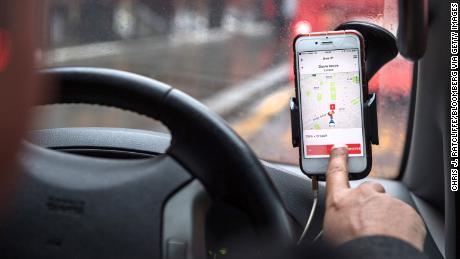 Uber&#39;s UK drivers to get paid vacation, pensions following Supreme Court ruling