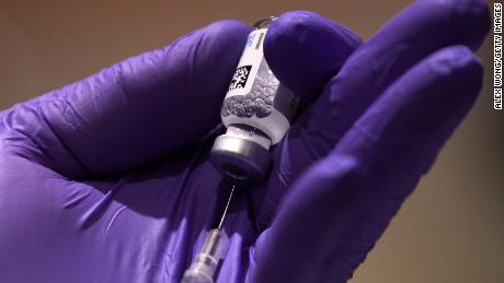 Un travailleur médical sort un vaccin Covid-19 de sa bouteille lors d'une vaccination publique à la cathédrale nationale de Washington le 16 mars 2021 à Washington, DC