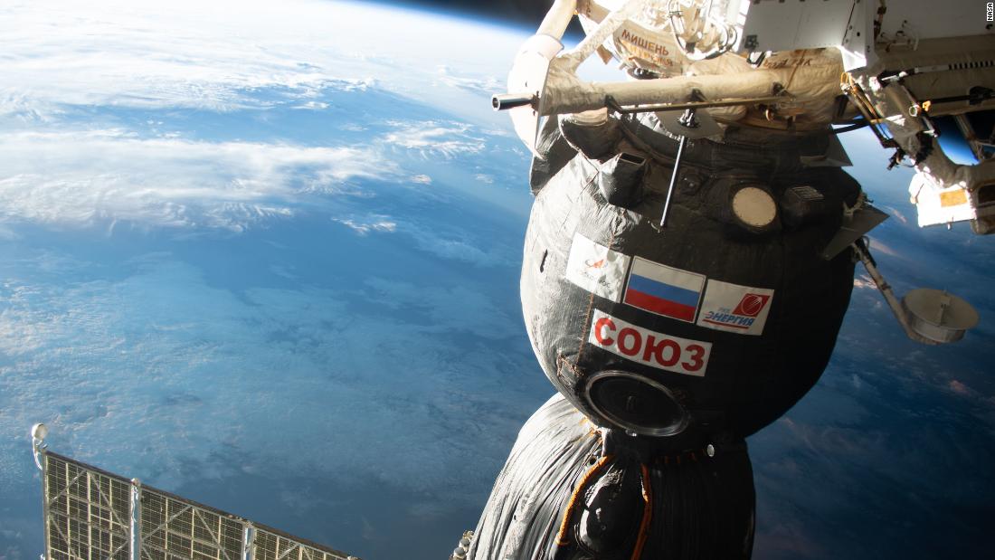 Guarda gli astronauti spostare un veicolo spaziale fuori dalla Stazione Spaziale Internazionale