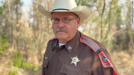 Sargento de reserva, suboficial de policía Dan Broyles.