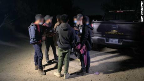 Un policía encuentra a un grupo de adolescentes migrantes de Guatemala.  CNN oscureció los rostros de los adolescentes para proteger sus identidades. 