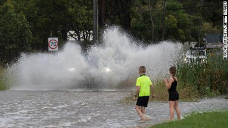鉄砲水がオーストラリア東海岸を襲っながら家全体が流さます。