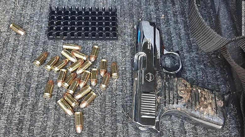 O fotografie a Departamentului de Poliție din Chicago arată arma și muniția recuperate de la un bărbat care ar fi împușcat cinci ofițeri de poliție pe 20 martie 2021.