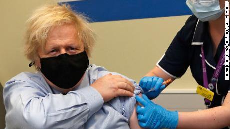 Il primo ministro britannico Boris Johnson riceve la sua prima dose del vaccino AstraZeneca/Oxford Covid-19, somministrato dall'infermiera e responsabile del pod clinico, Lily Harrington, presso il Centro di immunizzazione di Rhe a St. Thomas.  Un ospedale a Londra il 19 marzo 2021.