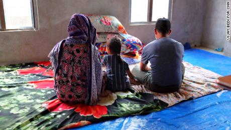Terrifiées et incertaines, ces familles ont traversé des montagnes pour échapper à la junte meurtrière du Myanmar