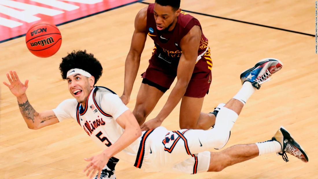Illinois guard Andre Curbelo eyes a loose ball while falling to the ground on March 21.