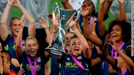 Lyon&#39;s English forward Jodie Taylor (C) raises the trophy as Lyon&#39;s players celebrate after Lyon won the UEFA Women&#39;s Champions League final football match between VfL Wolfsburg and Lyon at the Anoeta stadium in San Sebastian on August 30, 2020. (Photo by Clive Brunskill / POOL / AFP) (Photo by CLIVE BRUNSKILL/POOL/AFP via Getty Images)