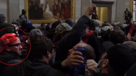 Une capture d'écran tirée d'une vidéo montre Anthony Aguero, un livestream conservateur et proche allié de la représentante Majorie Taylor Greene, à l'intérieur du Capitole américain lors de l'insurrection des émeutiers pro-Trump le 6 janvier 2020.
