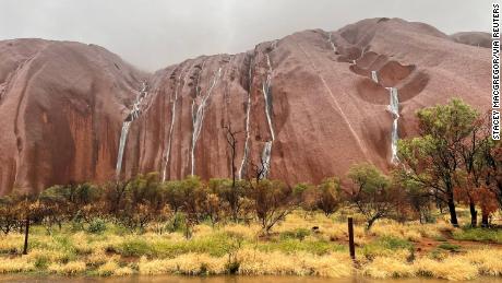 Muchas cascadas caen sobre la superficie de Uluru, un sitio declarado Patrimonio de la Humanidad por la UNESCO, con hasta cinco veces el promedio de marzo de cuatro días en unos pocos meses. 