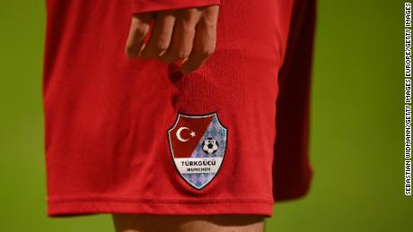 Kulübün amblemi Türk ve Bavyera bayraklarının yarısı