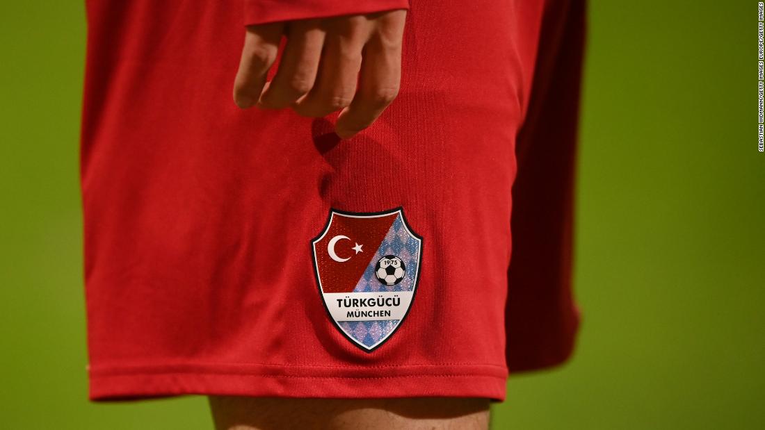 Kulübün logosu Türk ve Bavyera bayraklarının yarısıdır.