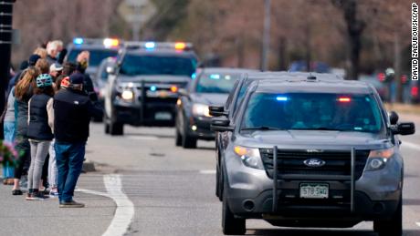 Un cortège de véhicules d'urgence conduit un corbillard transportant le corps de l'officier Eric Talley à Boulder mercredi.