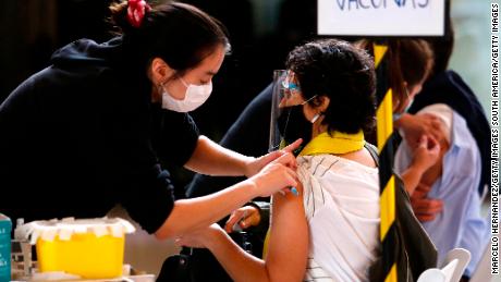 Chile&#39;s much-lauded vaccination campaign has not been able to stop a rise in new cases