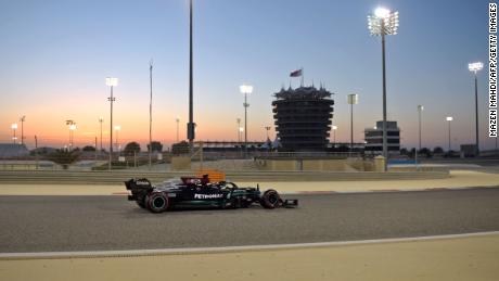 Hamilton Conduit Au Cours De La Troisième Journée Des Essais De Pré-Saison De F1 Sur Le Circuit International De Bahreïn.