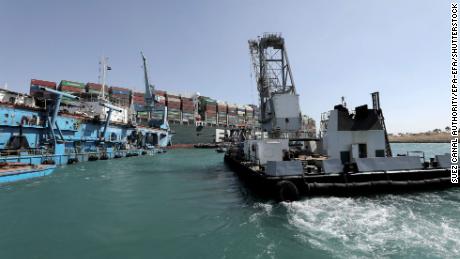 Ein Schlepper, der am 28. März auf dem Containerschiff Ever Given im Suezkanal operiert.