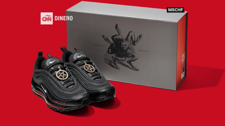 Forensic medicine debt Purchase Rapero lanza zapatos deportivos basados en un modelo Nike e inspirados en  Satán que contienen sangre humana - CNN Video