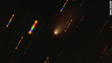 Це зображення було зроблено за допомогою дуже великого телескопа ESO наприкінці 2019 року, коли комета 2I / Борисов пройшла близько до Сонця.  Комета рухалася зі швидкістю 175 000 кілометрів на годину (108 739 миль на годину), перетворюючи зірки на задньому плані у прості промені світла. 