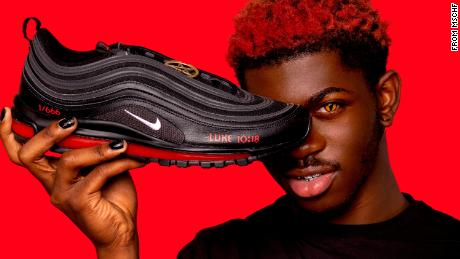 enfocar Ecología oído Los Lil Nas X "Satan Shoes" se agotan en menos de un minuto y Nike demanda  a diseñadores - CNN Video
