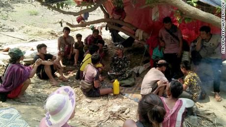 Gli abitanti dei villaggi del gruppo etnico Karen in fuga dagli attacchi aerei dell'esercito del Myanmar riposano in una foresta dopo aver attraversato il confine tra Myanmar e Thailandia nella provincia di Mae Hong Son, Thailandia, il 28 marzo.