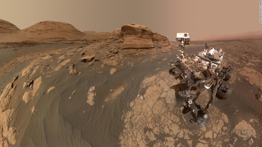 NASA&#39;s Curiosity rover used two cameras to create this selfie in front of &quot;Mont Mercou,&quot; a rock formation that stands 20 feet tall.