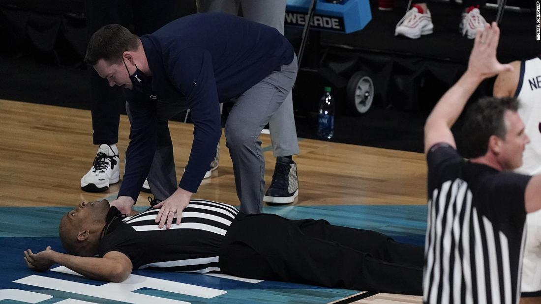 Official collapses at NCAA men's tournament game between Gonzaga and USC