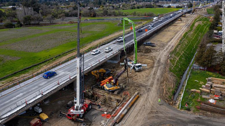 Los contratistas trabajan en una parte de la autopista 101 en Petaluma, California, el 22 de marzo. La mejora de carreteras y puentes es una parte clave del plan de infraestructura de Biden.