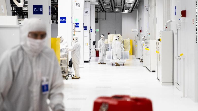 Los empleados trabajan dentro de una instalación de fabricación de semiconductores en Malta, Nueva York, el 16 de marzo de 2021. Las plantas de producción de semiconductores se han convertido en un punto focal de la recuperación económica.