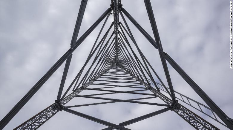 En febrero se actualizó una torre de datos en Lowell, Ohio, para brindar acceso de banda ancha al área circundante.  Biden quiere brindar a todos los estadounidenses acceso a Internet de alta velocidad asequible.