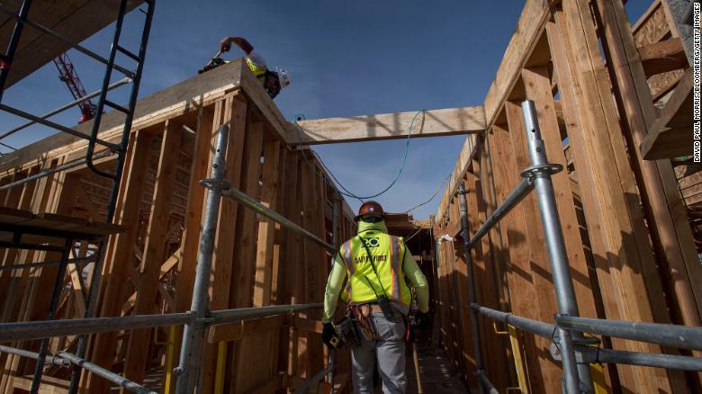Un trabajador de la construcción recorre un proyecto de viviendas asequibles en Oakland, California, en 2019. El plan de Biden invertiría en viviendas asequibles.