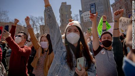 Des Manifestants Lèvent Le Poing Lors D'Un Rassemblement À New York Le 21 Mars. 