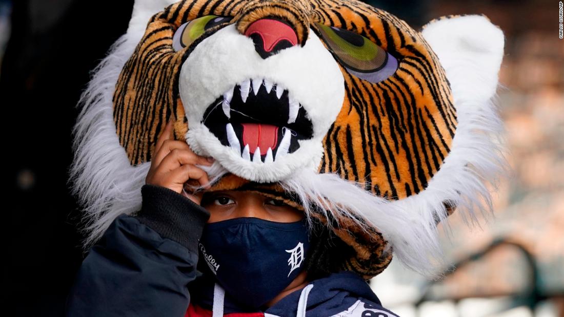 Mark Batie Jr. wears a tiger head at Detroit&#39;s home opener.