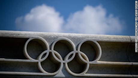 تصویری که در 8 مارس 2021 در لوزان گرفته شده است، حلقه های المپیک را در کنار مقر کمیته بین المللی المپیک (IOC) نشان می دهد.
