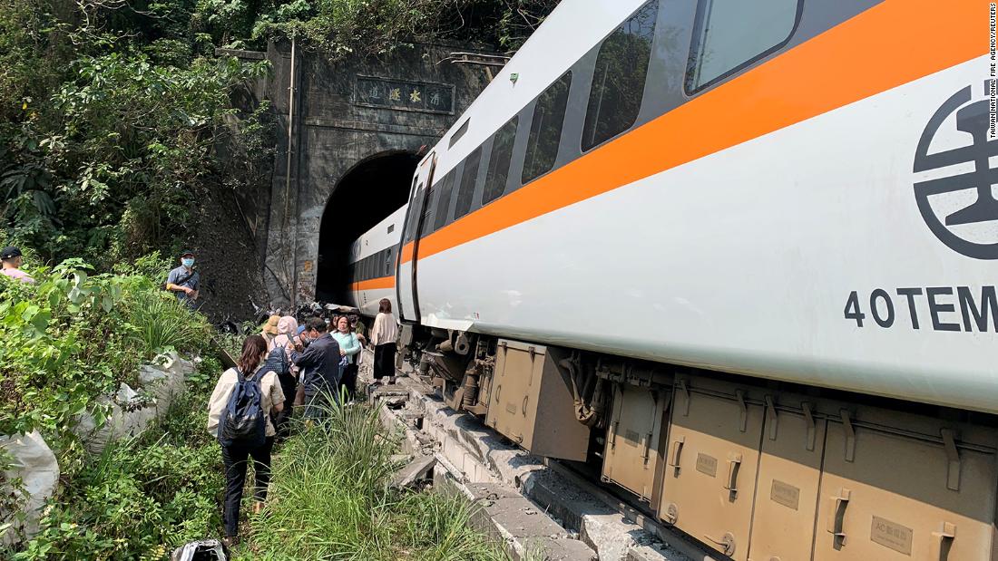 Taivānas vilciena avārija: nobraukšana no sliedēm uz ziemeļiem no Hualienas pilsētas, nogalinot 36 cilvēkus un daudzus ievainojot