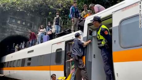 Les passagers ont été aidés à descendre d'un train dans le comté de Hualien, à Taiwan, le 2 avril.