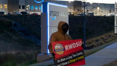 Amazon  рабочие голосуют против профсоюза на складе в Алабаме