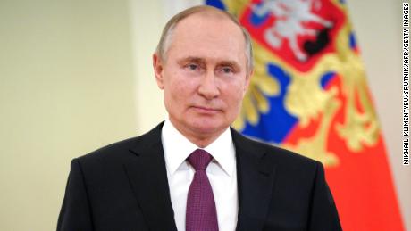 Putin firma una legge che gli consente di candidarsi per altri due mandati