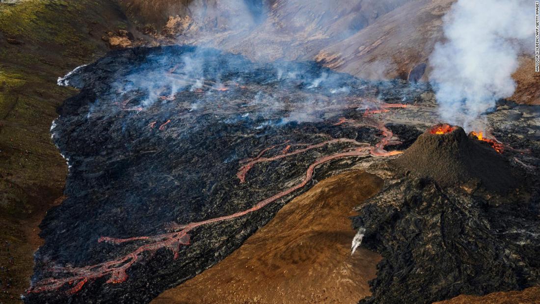 Nuevas imágenes del volcán islandés en erupción - CNN Video