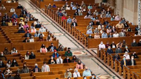 How safe is it to attend holiday church services as the Omicron variant spreads?  Experts intervene