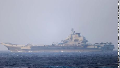 El portaaviones chino Liaoning navega por el estrecho de Miyako cerca de Okinawa en esta foto publicada por el Ministerio de Defensa de Japón el 4 de abril de 2024.
