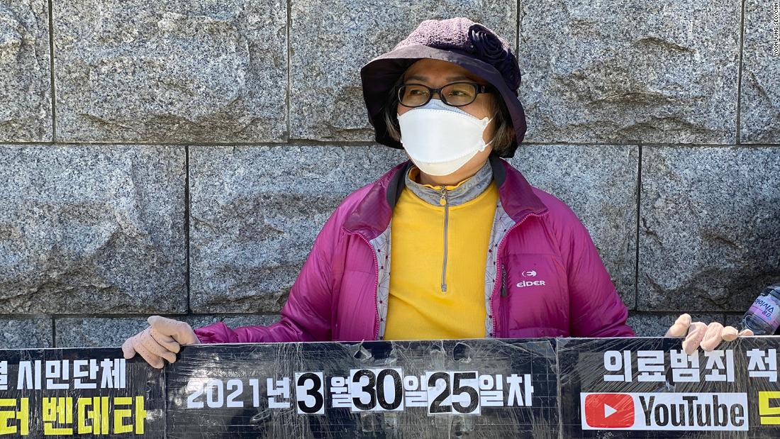 Lee Na Geum protests in Seoul to tighten laws around plastic surgery after her son Kwon Dae-hee died following a procedure.