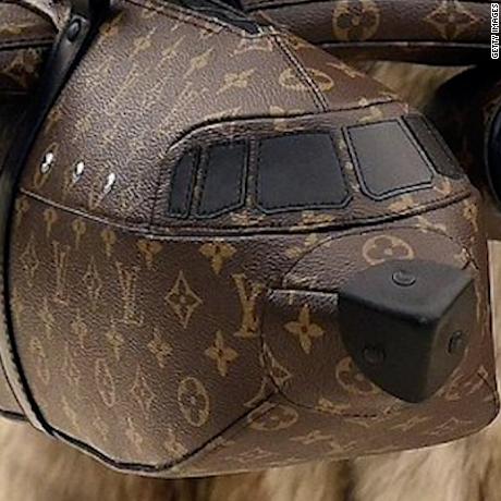 Louis Vuitton lanza una costosa cartera con forma de avión