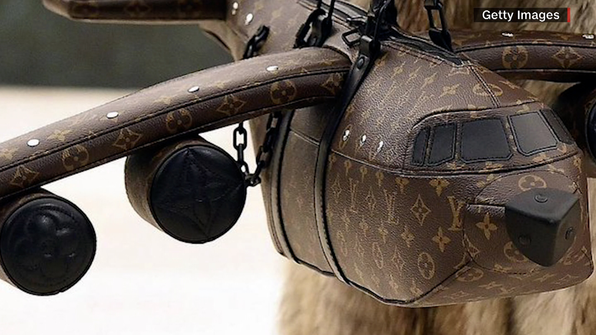 Louis Vuitton: Bolsa con forma de avión, mas cara que uno real