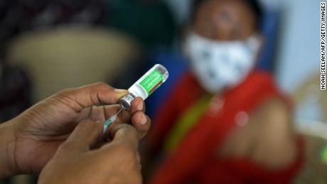 Comment les derniers problèmes de vaccination d'AstraZeneca pourraient ralentir la reprise mondiale 