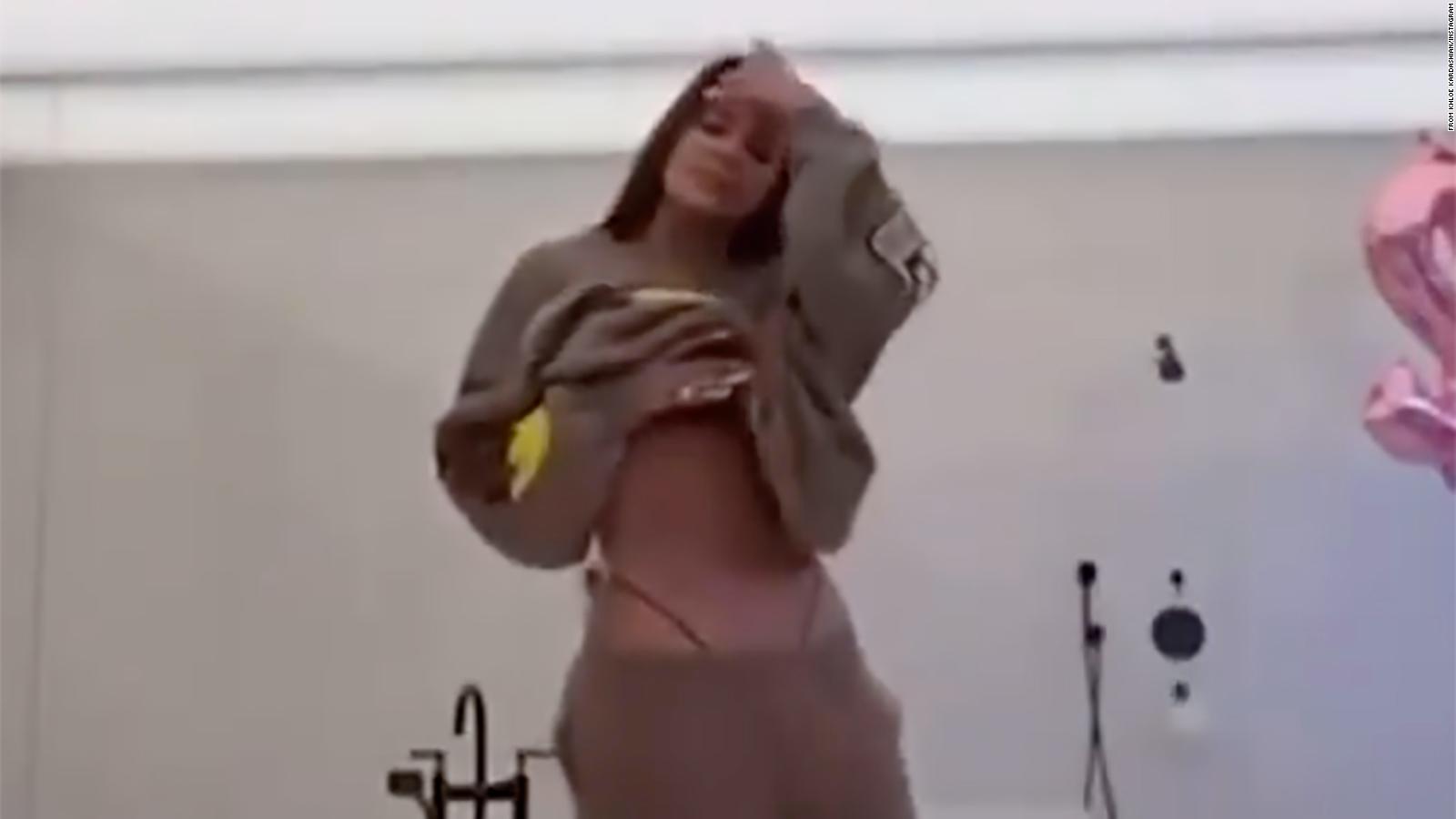 Khloé Kardashian shows unedited body to address unauthorized photo
