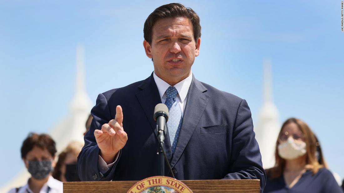 Il governatore della Florida Ron DeSantis firma una legge sul voto ristretto