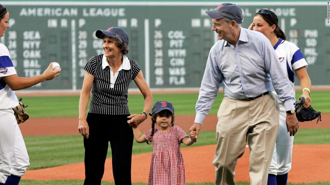 Breyer walks off the field with his wife, Joanna, and their 3-year-old granddaughter, Clara Scholl, after throwing a ceremonial first pitch at Boston&#39;s Fenway Park in July 2006.