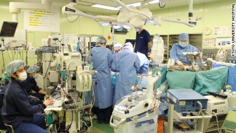 Les médecins japonais pratiquent une transplantation pulmonaire sur un patient Covid-19. 