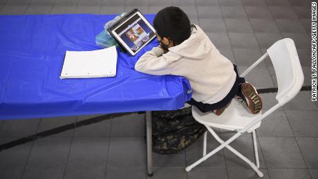 Un enfant assiste à un cours en ligne dans un centre d'apprentissage du Crenshaw Family YMCA à Los Angeles, le 17 février. Vous pouvez prendre certaines mesures pour vous préparer au cas où votre enfant aurait été exposé à Covid.